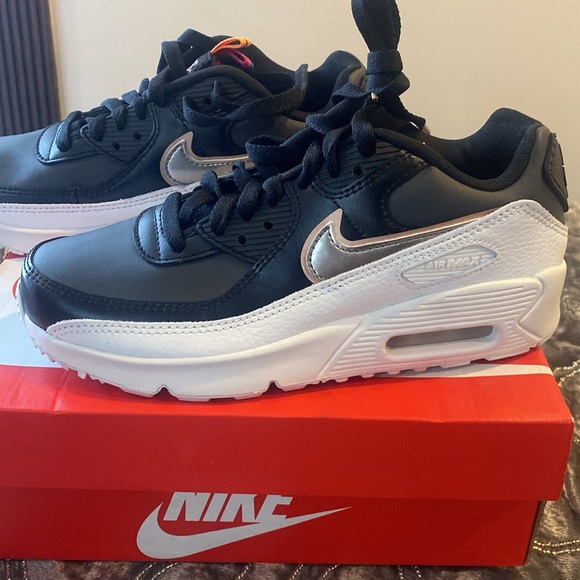 New Nike - Picture 4 of 4